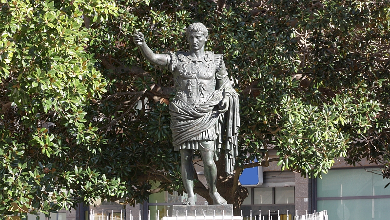 Brindisi. Piazza del Popolo. Statua di Ottaviano Augusto loricato.