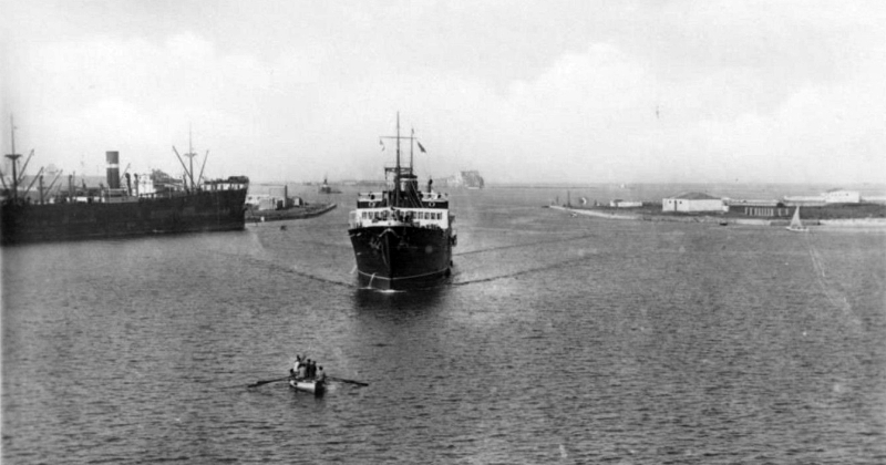 Porto di Brindisi. Ingresso di una nave dal Canale Pigonati