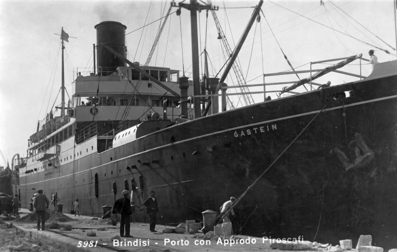 Porto di Brindisi. Piroscafo ormeggiato sulla banchina del lungomare