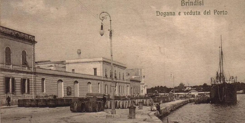 Brindisi, Dogana e veduta del porto