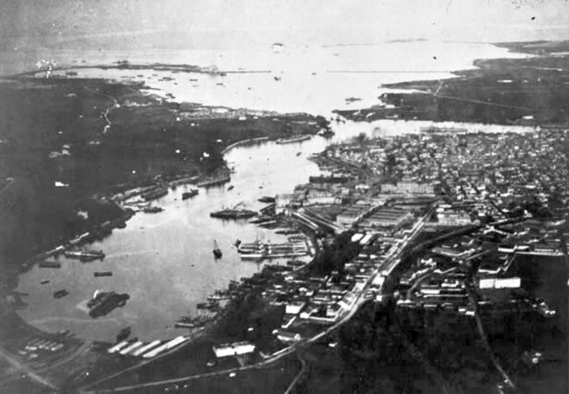 Il porto di Brindisi con le navi alleate durante la Grande Guerra. (coll. privata)