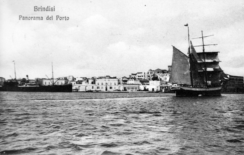 Brindisi, il porto con un veliero a vela
