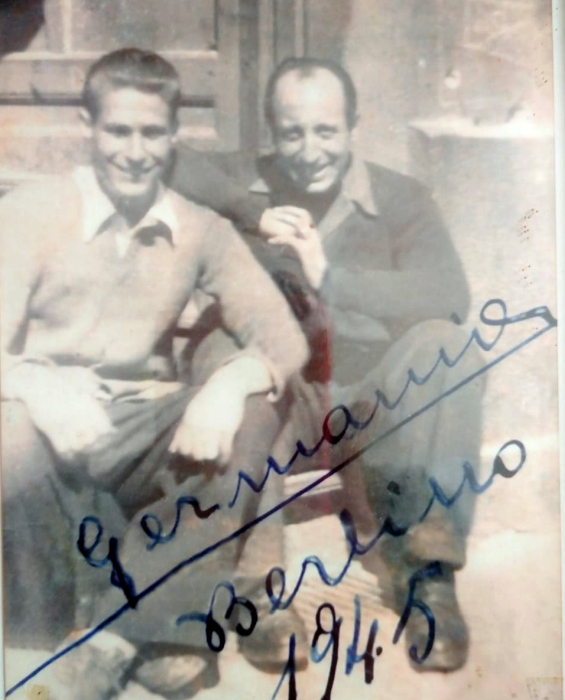 Oscar Pronat con Nino B. a Berlino nel 1945, davanti al palazzo dove si nascondevano