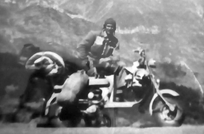 Oscar Pronat con la sua Lambretta sui Pirenei nel 1956(2)