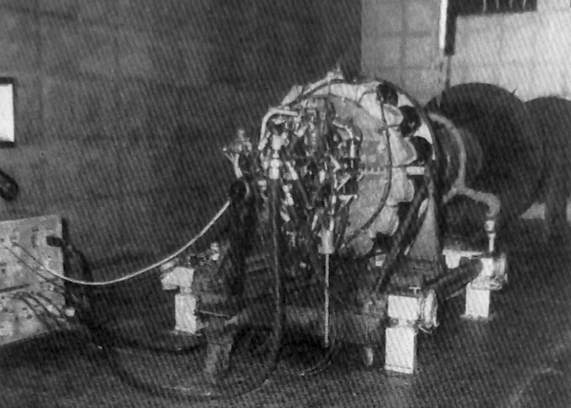 Un motore sul banco prova e il reparto revisioni. Fonte: opuscolo pubblicitario Motoravio Sud Spa, archivio Maurizio Cretì