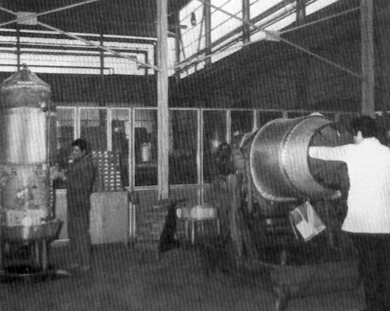 Un motore sul banco prova e il reparto revisioni. Fonte: opuscolo pubblicitario Motoravio Sud Spa, archivio Maurizio Cretì