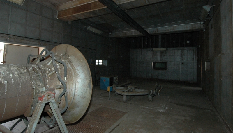 Interno della Sala Prove con la staffa sulla quale veniva ancorato il motore e il sistema di assorbimento dei fumi. 2007 - ph. Antonio Monte