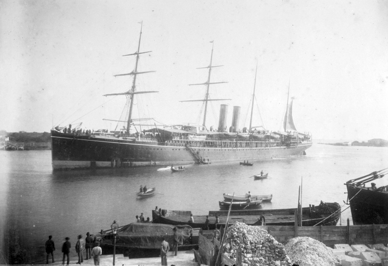 Piroscafo a vapore "Arcadia" della Peninsulare in fase di attracco nel porto. Foto A. Mauri (via Roma, 256 Napoli) - coll. Giancarlo Cafiero