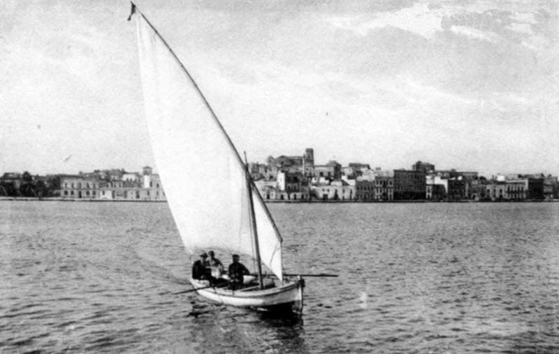 Barca con vela latina - archivio De Castro