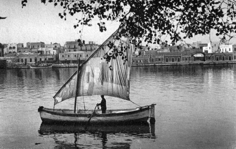 Barca con vela latina - archivio Valigia delle Indie