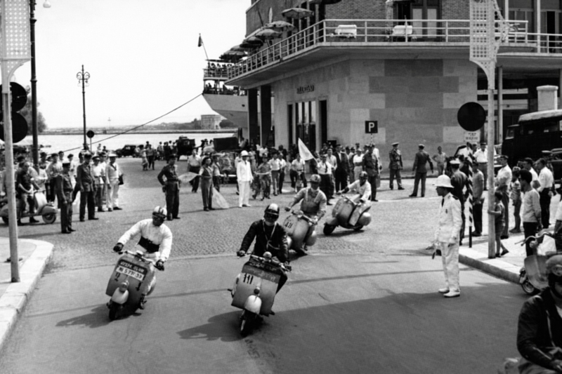 I Vespisti mentre sfilano su Corso Garibaldi a Brindisi - archivio G. Perri