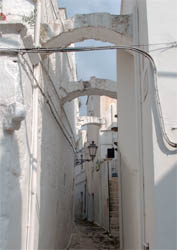 Vicolo con archi nel borgo medievale